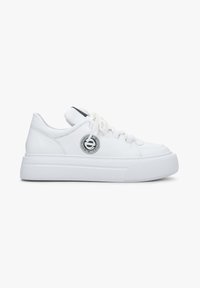 Witte platform sneakers met een geprofileerde rubberen zool, een gladlederen bovenkant, veters aan de voorkant en een ronde logo-detail aan de zijkant.