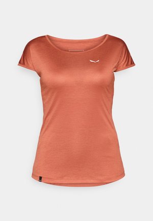 T-shirt couleur rouille, à manches courtes, décolleté rond, en tissu léger, avec un petit logo blanc sur la poitrine gauche, texture lisse.