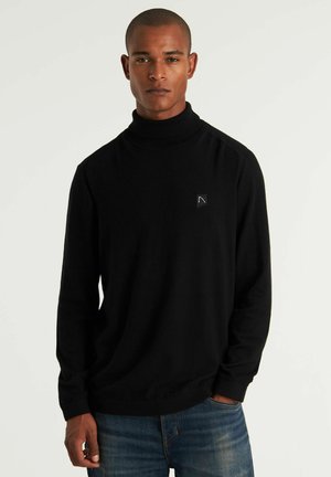 Schwarzer Rollkragenpullover mit lässiger Passform, aus einem glatten Stoff gefertigt. Mit gerippten Bündchen und einem kleinen Logo auf der linken Brust.