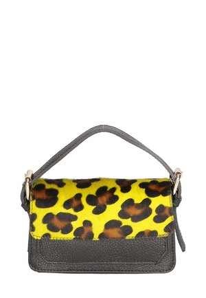 Petit sac à main avec une base en cuir gris et un dessus en imprimé léopard jaune et noir, accentué d'une fine poignée grise et de quincaillerie dorée.