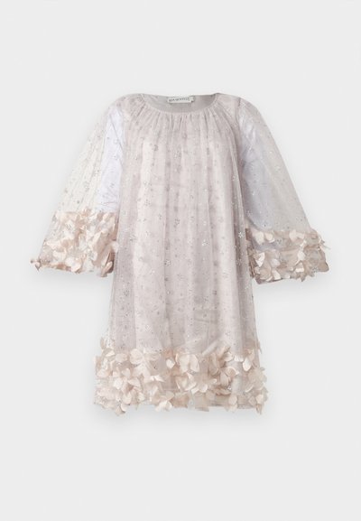 Robe rose clair en tissu transparent, ornée d'étoiles argentées et d'appliqués floraux au bas et aux manches. Encolure ronde, coupe loose.