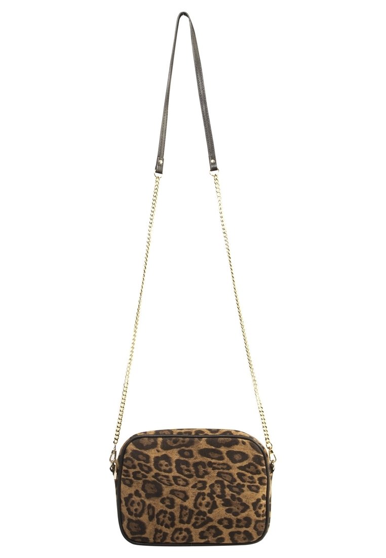 Sac bandoulière à motif léopard de forme rectangulaire, fabriqué en tissu doux avec une bandoulière chaîne dorée ornée de détails en cuir.