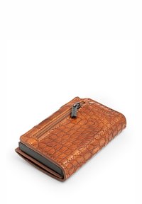 Brązowy skórzany portfel z teksturowanym, wytłoczonym wzorem. Wyposażony w kieszeń na zamek błyskawiczny oraz smukły, kompaktowy design. Akcentowany czarnymi elementami.