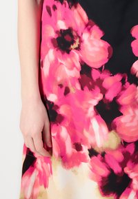 Rochie florală cu un fundal negru și flori mari roz și roșii. Țesătură moale și netedă, cu un design fluid.