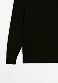 Schwarzer Pullover mit langen Ärmeln und gerippten Bündchen sowie Saum, vor einem weißen Hintergrund präsentiert.