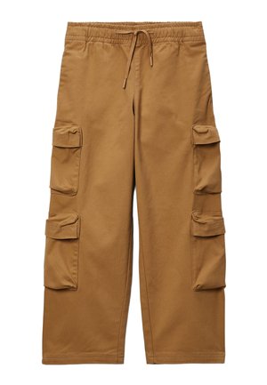 Pantalon cargo marron avec taille élastique, cordon de serrage et deux grandes poches à rabat latérales sur chaque jambe.