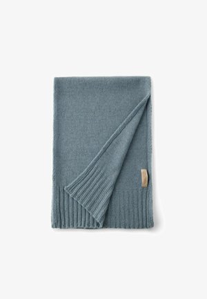 Jasnoniebieski dzianinowy szalik wykonany z miękkiego materiału, z prążkowanymi akcentami na jednym końcu i małą metką marki z boku. Prostokątny kształt.