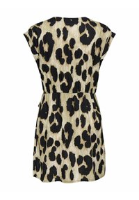Knee-lange jurk met een luipaardprint met zwarte vlekken op een beige achtergrond, gemaakt van lichtgewicht stof, met kapmouwen en een geplooid taille.