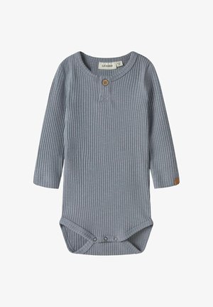 Bodysuit de manga larga gris con textura acanalada, que cuenta con un cierre de botón de madera en el cuello, botones a presión en la parte inferior y una etiqueta de cuero.