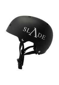 Sort skaterhjelm med en glat mat overflade, der har et hvidt "SLADE" logo, justerbare stropper og ventilationshuller for luftgennemstrømning.