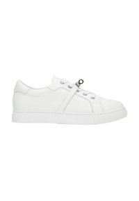 Witte leren sneaker met een ronde neus, platte rubberen zool en metalen oogjes. Beschikt over een diagonale band over de bovenkant.