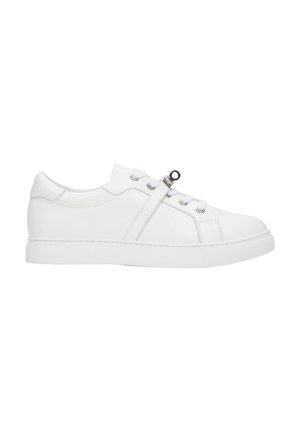 Weißer Leder-Sneaker mit runder Spitze, flacher Gummisohle und Metallösen. Verfügt über einen diagonalen Riemen über dem Obermaterial.
