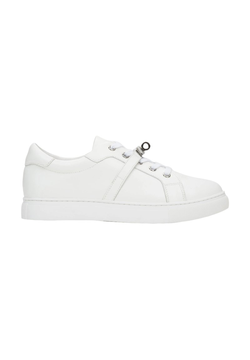 Witte leren sneaker met een ronde neus, platte rubberen zool en metalen oogjes. Beschikt over een diagonale band over de bovenkant.