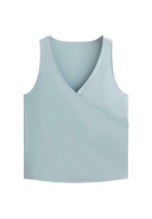 Svijetloplavi top bez rukava s omotnim dizajnom, glatke teksture i v-izrezom. Ima zaobljeni rub i suptilne detalje šavova.