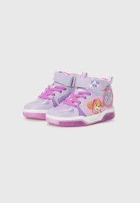 Zapatillas altas moradas con acentos rosas, que presentan una correa de Velcro, cordones, suela de goma y un gráfico de un perro de dibujos animados en el costado.