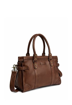 Sac à main en cuir marron avec doubles poignées et une bandoulière amovible, doté de détails en rivets métalliques et d’une forme rectangulaire.