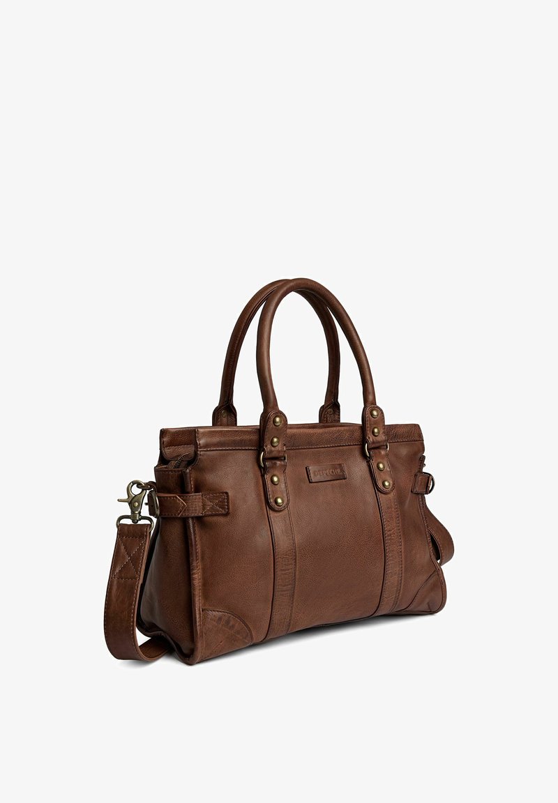 Sac à main en cuir marron avec doubles poignées et une bandoulière amovible, doté de détails en rivets métalliques et d’une forme rectangulaire.
