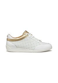 Sneaker bianco con parte superiore perforata, dettagli metallici dorati, punta tonda, suola piatta e lacci, realizzato in pelle sintetica.