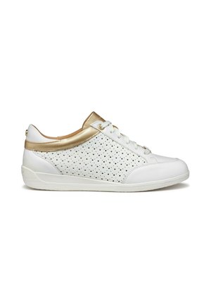 Sneaker bianco con parte superiore perforata, dettagli metallici dorati, punta tonda, suola piatta e lacci, realizzato in pelle sintetica.