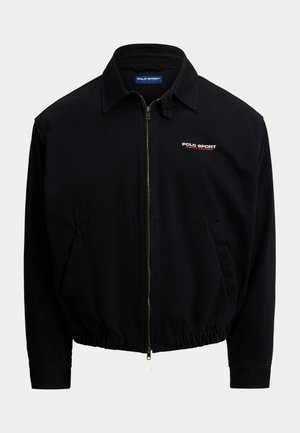 Czarna kurtka na zamek wykonana z lekkiego materiału; posiada kołnierz, elastyczny dolny brzeg, boczne kieszenie oraz czerwono-biały detal z logo "Polo Sport".
