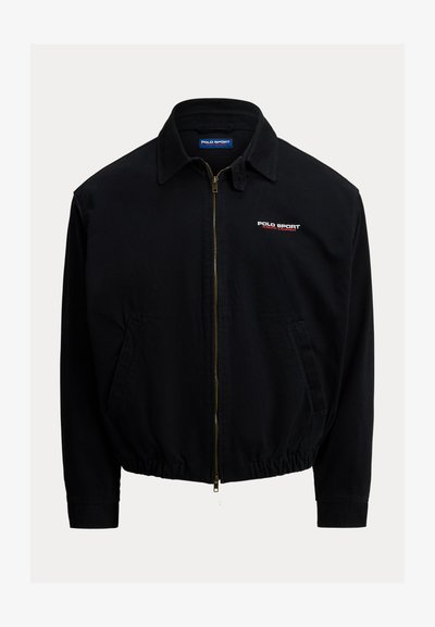 Sort lynlåstrøjejakke lavet af letvægtsstof; har krave, elastisk kant, sidelommer og rød og hvid "Polo Sport" logo detalje.