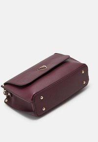Guess MERIDIAN FLAP  - Taška s příčným popruhem - amethyst