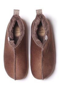 Bruna läderslippers med en mjuk, texturerad yta, fleecefodrad insida och en stickad söm. Har en liten ögla på hälen för lätt påtagning.