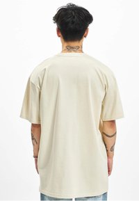 Upscale by Mister Tee BASKETBALL CLOUDS 2.0 OVERSIZE - T-shirts med print - sand