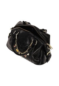 Fekete bőr kézitáska texturált felülettel, két cipzárral, lánccal díszített fogantyúkkal és színes charm díszekkel az elején.