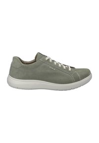 Baskets en daim vert avec des lacets blancs, bout rond et semelle en caoutchouc. Présente un détail de couture minimal et un design à profil bas.