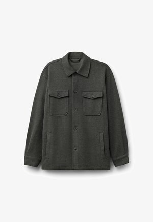 Ciemnoszara polarowa kurtka z kołnierzykiem, zapinana na guziki, z dwiema kieszeniami na piersi, kieszeniami bocznymi i długimi rękawami. Gładka struktura.