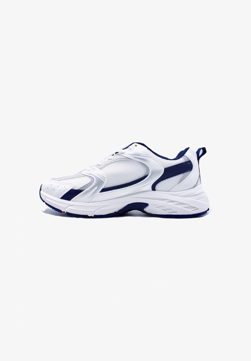 Chaussure de sport blanche avec des accents bleu marine, tige en mesh et synthétique, bout arrondi, semelle épaisse avec motif texturé et languette au talon.