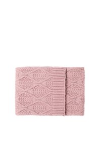 Rózsaszín kötött sál levélmintával, bordázott éllel. Puha anyagú, téglalap alakú, sűrű mintázatú textúrával.