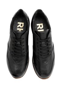 Czarne skórzane sneakersy z teksturowanym wykończeniem, okrągłym noskiem i sznurowanym zapięciem. Złote logo na wkładce. Gumowa podeszwa.