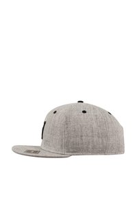 Grå stoffbaseballcap med flat skjerm, med svarte detaljer, teksturert overflate og sømdetaljer på kronen og toppen.