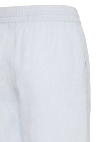 Pantalon bleu clair à taille élastique avec fines rayures verticales et poche latérale, montré de la taille à mi-cuisse.