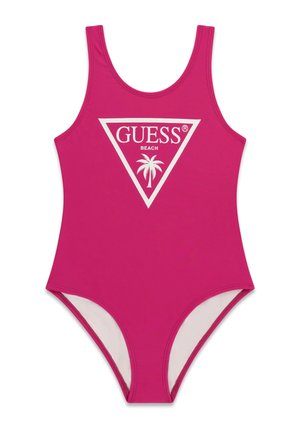 Różowy jednoczęściowy strój kąpielowy z białym logo "GUESS BEACH" i grafiką palmy w trójkącie z przodu.