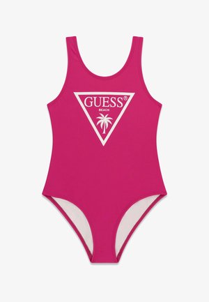 Maillot de bain une pièce rose avec logo blanc "GUESS BEACH" et motif de palmier à l'intérieur d'un triangle à l'avant.