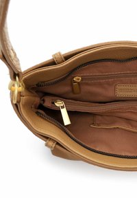 Pruuni käekoti sisemus, millel on tekstureeritud nahk ja pruun kangast vooder. Sisaldab kahte tõmblukuga taskut ja kuldse tooni metallosade detaile.