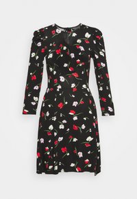 Czarna sukienka z długim rękawem, zdobiona czerwonymi, białymi i jasnoróżowym wzorem kwiatowym, z dopasowaną talią, bufkami na ramionach oraz małym dekoltem z zapięciem na guziczek.