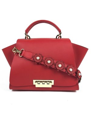 Rød læderhåndtaske med top hank, guldlås og aftagelig skulderrem dekoreret med blomsterdesign og perleudsmykninger.