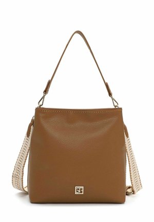 Sac à main en cuir marron à texture lisse, de forme rectangulaire, avec un accent de logo doré. Dispose d'une sangle détachable à motif tissé.