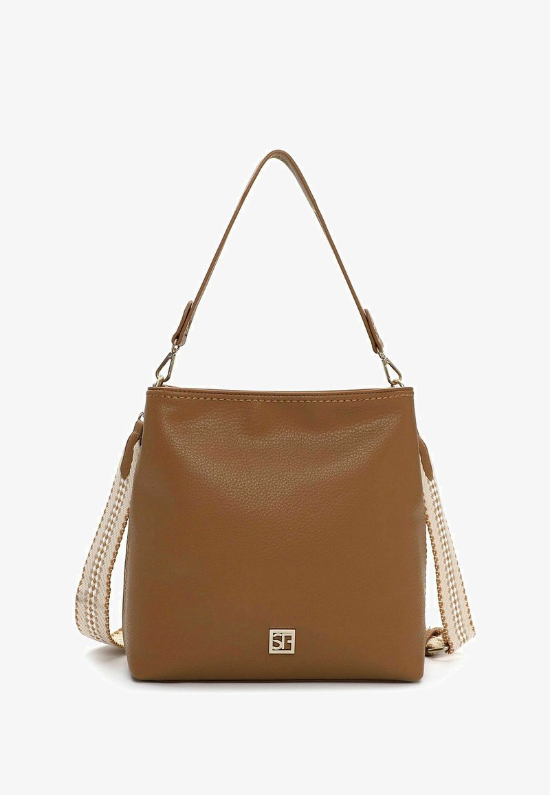 Bolso de mano de cuero marrón con textura suave, forma rectangular y detalle de logotipo dorado. Cuenta con una correa desmontable con un patrón tejido.