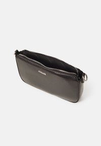 Clutch bag in pelle nera con chiusura a zip e hardware in acciaio inox. Presenta un design rettangolare elegante e una superficie testurizzata.