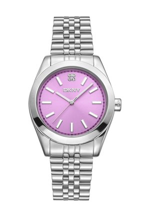 Montre en métal argenté avec un boîtier rond, affichant un cadran rose, des index argentés et un bracelet en acier inoxydable. Nom de la marque affiché.