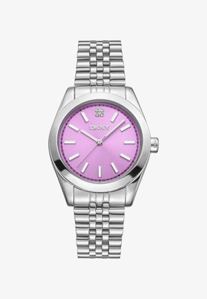 Orologio in metallo argentato con cassa rotonda, dotato di un quadrante rosa, indicatori delle ore argento e un bracciale in acciaio inox. Nome del marchio visibile.