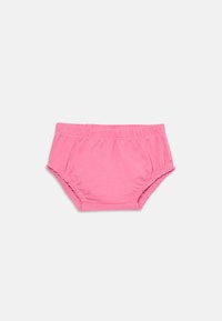 Sous-vêtements en coton rose pour tout-petit avec une taille élastique, des bords froncés et une texture lisse. Pas de motifs ni d'accents visibles.