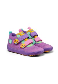 Zapatos infantiles en púrpura y rosa con parte superior de malla y suelas de goma. Presentan dos correas de Velcro y motivos de personajes juguetones.