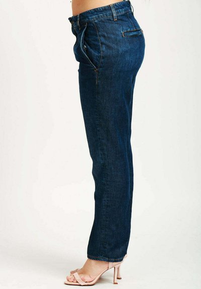 Jeans in denim blu scuro con design a gamba dritta, dotati di tasche frontali e una tasca posteriore applicata. Texture liscia e cuciture robuste.