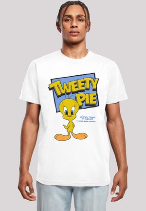 Hvid bomulds T-shirt med en livlig gul tegneserie-fugl med orange fødder, teksten "TWEETY PIE," og en farverig grafisk baggrund.